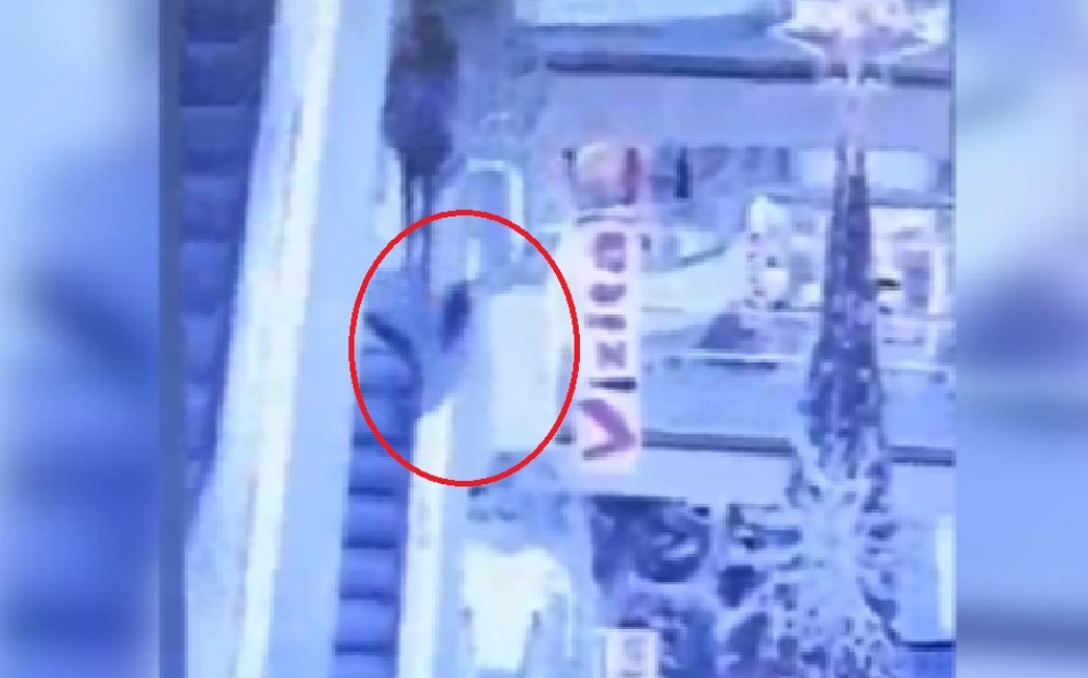 VIDEO // Momentul în care se prăbușește adolescentul care filma un TikTok la mall-ul din capitală
